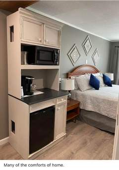 https://www.yankeetrail.com/static/52716204e0e12402b6c38e043e906efd/c4526/kitchenette-with-king-bed.jpg